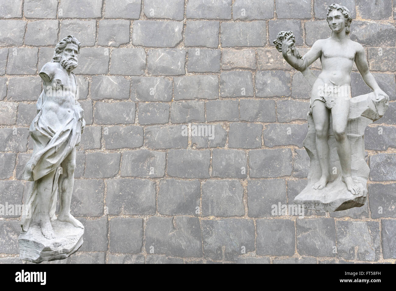 Bacchus bringt betrunken Vulcanus wieder auf Olympe. Auf der Grundlage von eine Park-Skulptur aus Scheremetews Nachlass von Kuskowo Collage. Stockfoto