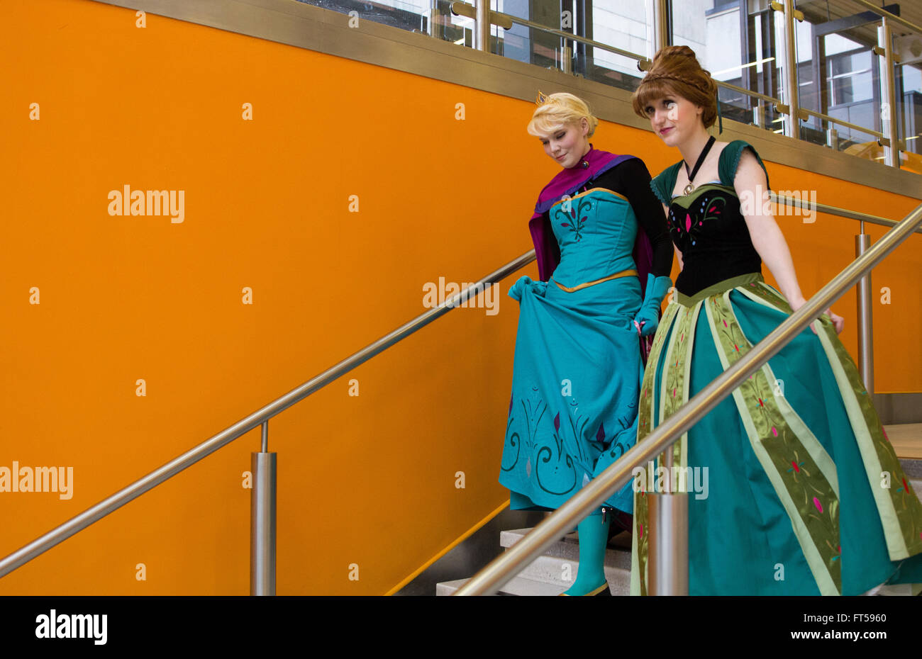 Elsa und Ana aus "Frozen" Treppen hinunter Stockfoto