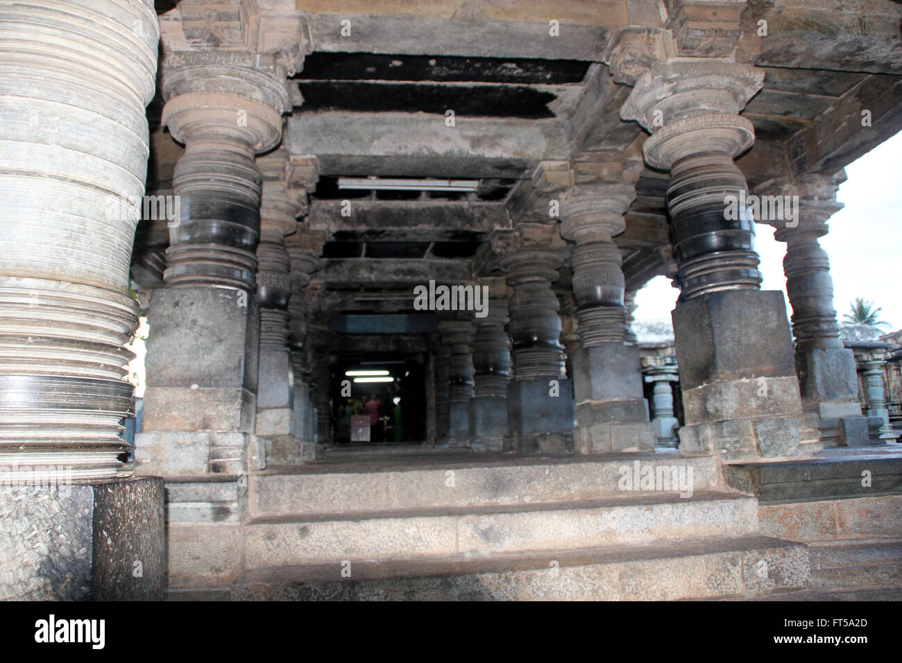 Eingang zum Chennakesava-Tempel in Belur, Karnataka, der Haupteingang mit Drehbank gedreht Säulen das Dach Stockfoto