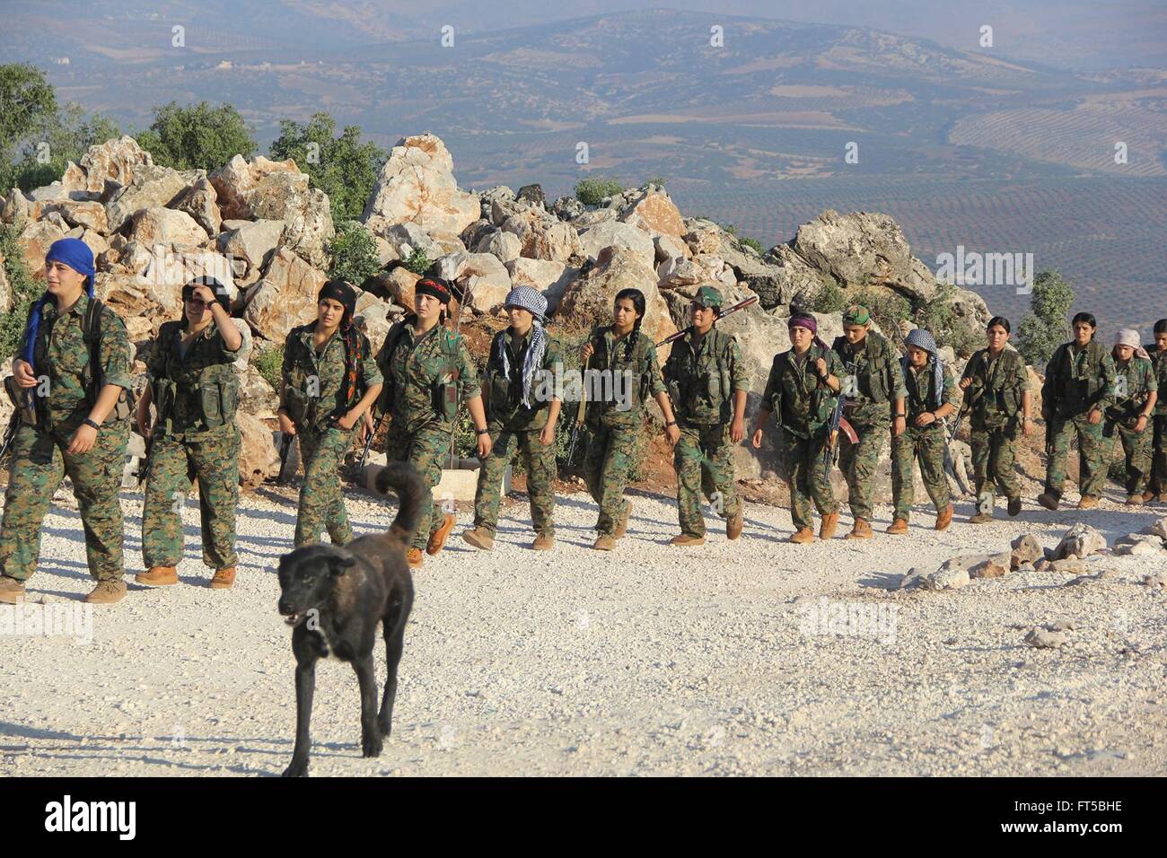 Frauen Soldaten Mit Der Kurdischen Ypg Wahrend Operationen Gegen Den Islamischen Staat In Einer Propaganda Foto Veroffentlicht Durch Die Ypg 24 Marz 16 In Irakisch Kurdistan Gezeigt Die Ypg Oder Volker Schutz Einheiten Kampfen Den