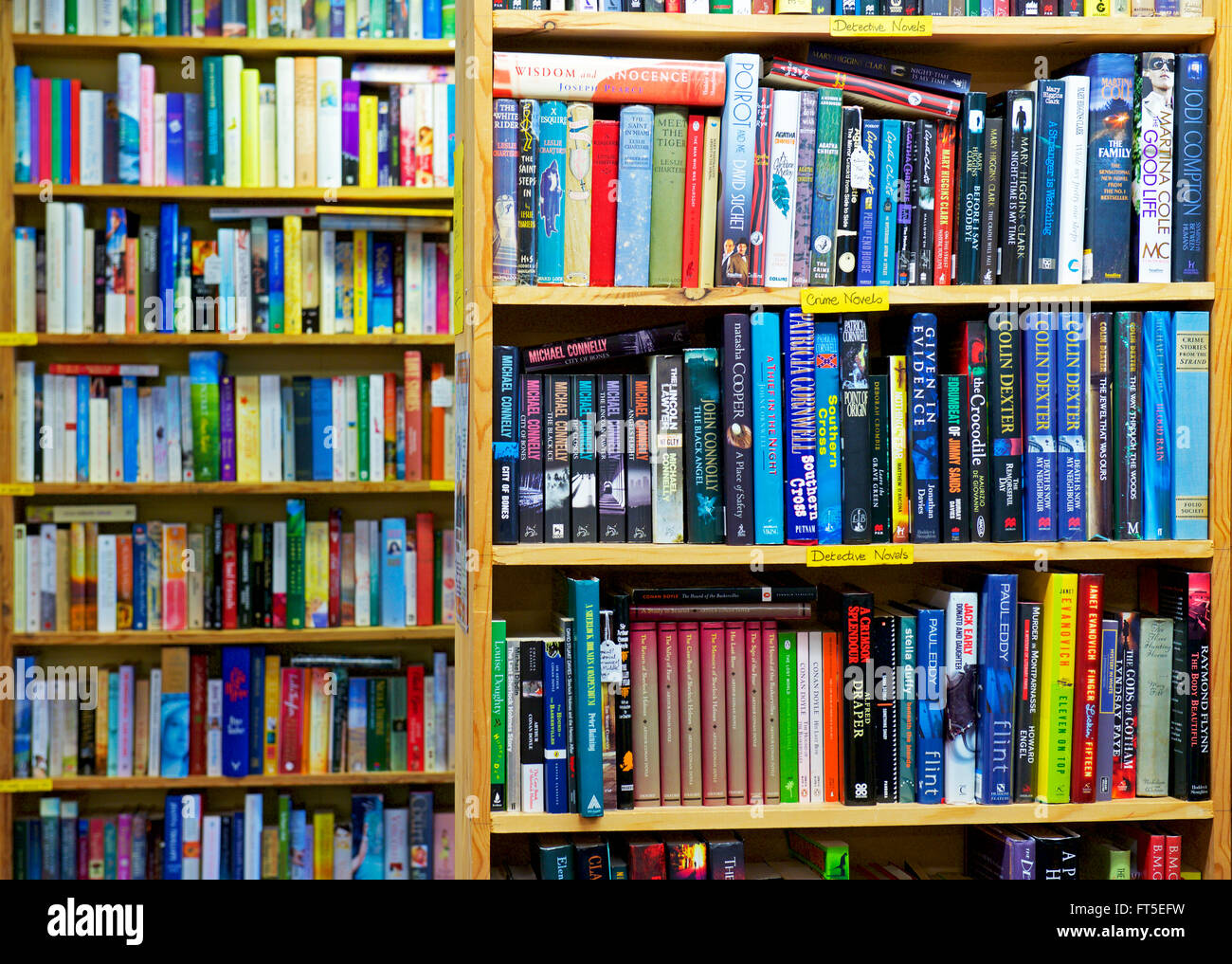 Bücherregale im bookshop Stockfoto
