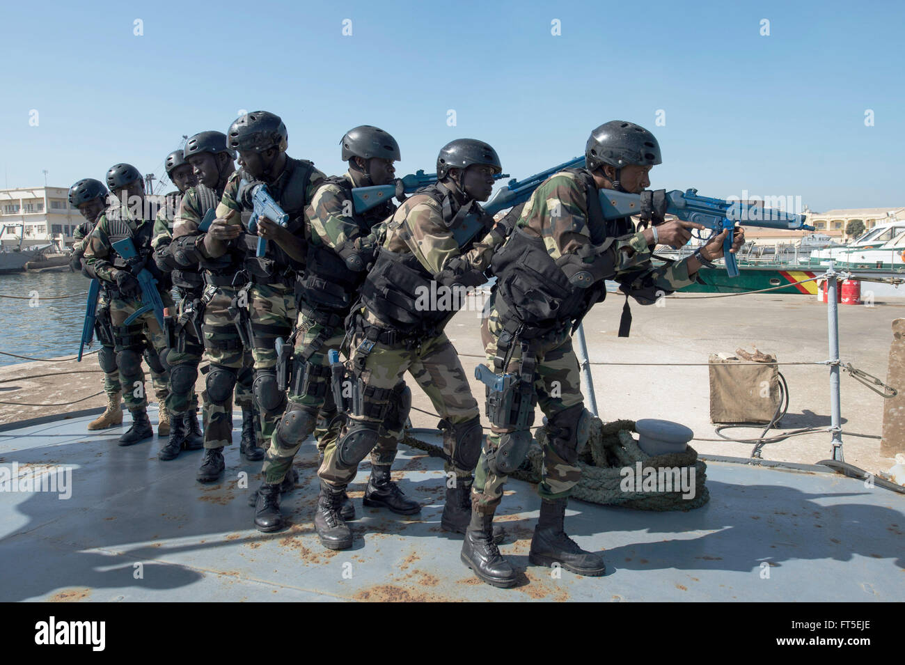 Senegalesische Truppen während eines Besuchs, Board, Durchsuchung und Beschlagnahme Bohrers an Bord der senegalesischen Marinebehälter PHM Njambuur während der Obangame der Sahara Express 15. März 2016 in Dakar, Senegal. Stockfoto