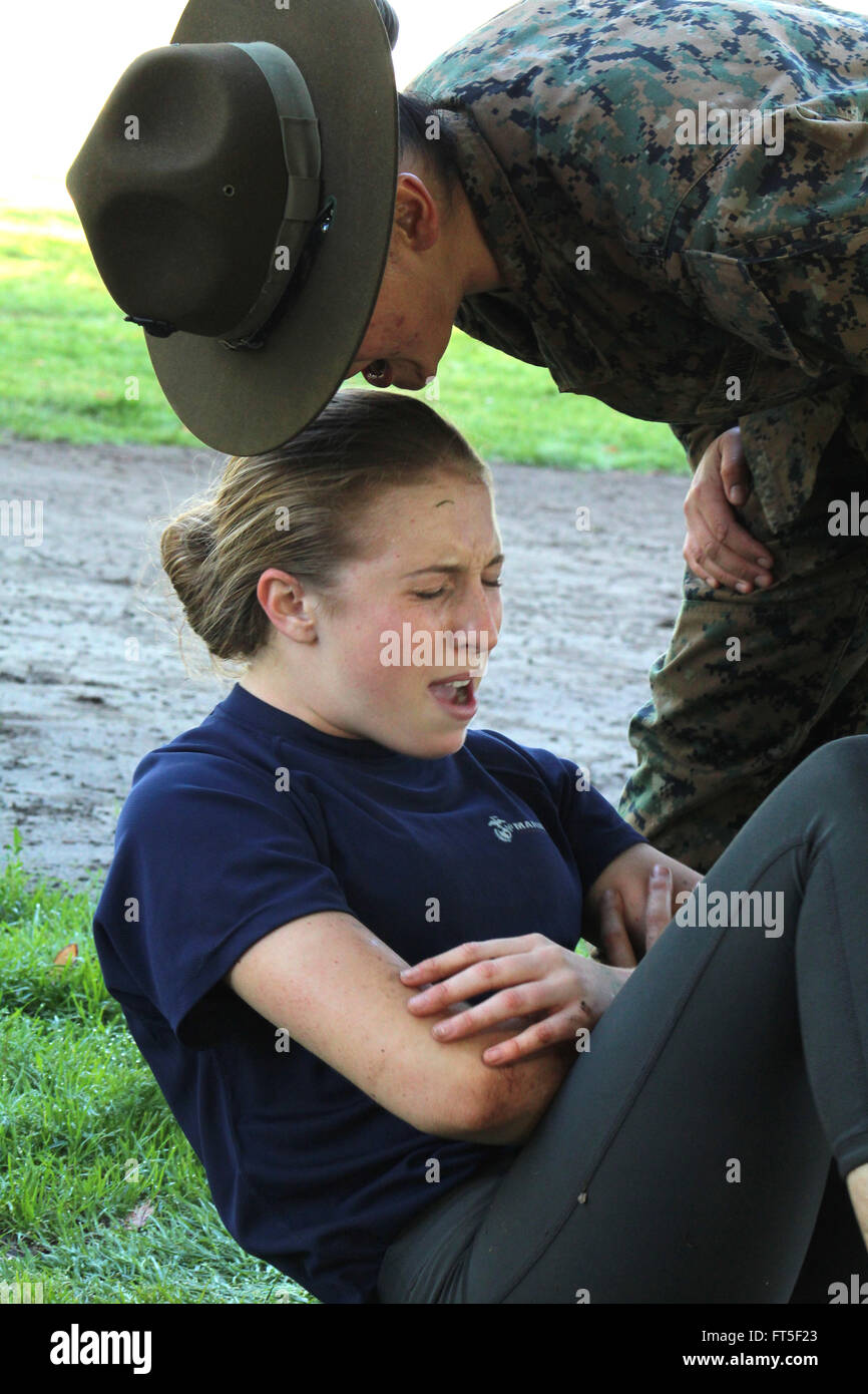 Marine Corps Drill Instructor Staff Sgt Adrianna Medina motiviert eine Poolee von Recruiting Sub Station Santa Clarita während der anfänglichen Festigkeitsprüfungen 12. März 2016 in Van Nuys, Kalifornien. Stockfoto