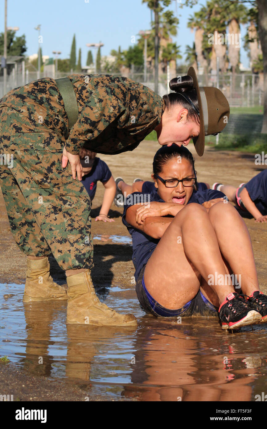 Marine Corps Drill Instructor Staff Sgt Adrianna Medina motiviert eine Poolee von Recruiting Sub Station Santa Clarita während der anfänglichen Festigkeitsprüfungen 12. März 2016 in Van Nuys, Kalifornien. Stockfoto