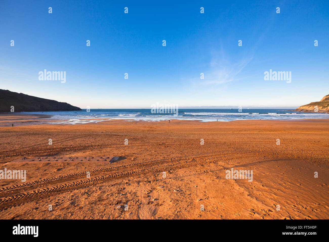 Der Golf von Biskaya in der Nähe von Bilbao, Spanien im Januar: lange Strand und das Meer vor Sonnenuntergang Stockfoto