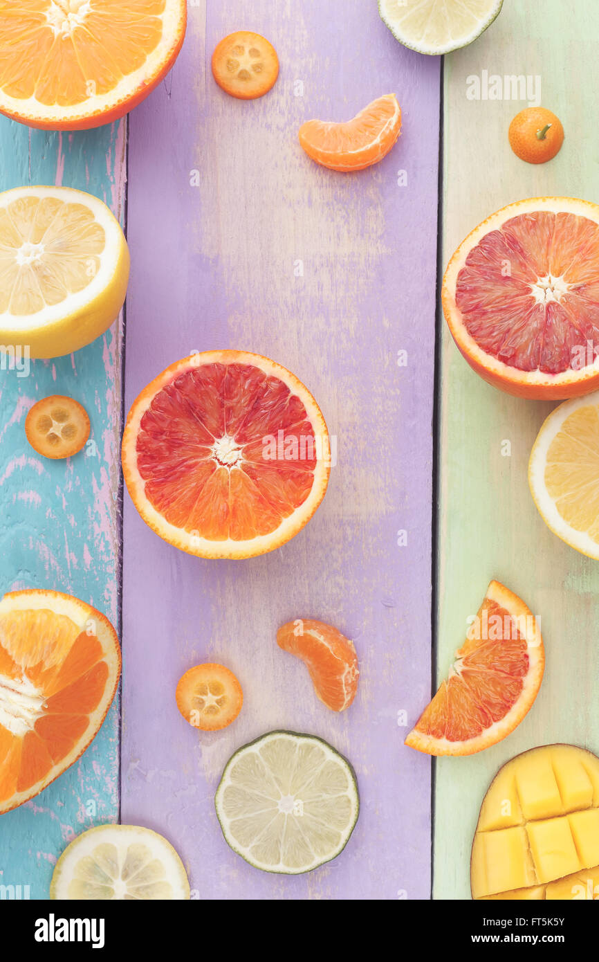 Zitrus-Salat mit Mango, Zutaten. Bunten geschnittenem Obst Hintergrund, Zutaten für Mango-Zitrus-Salat Stockfoto