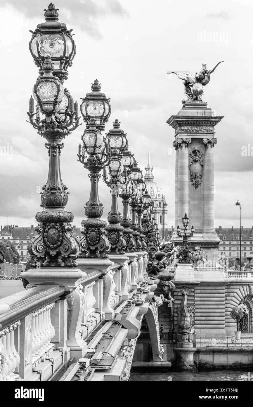 Pont Alexandre III Brücke mit Reihe von Straßenlaternen in Paris, Frankreich Stockfoto