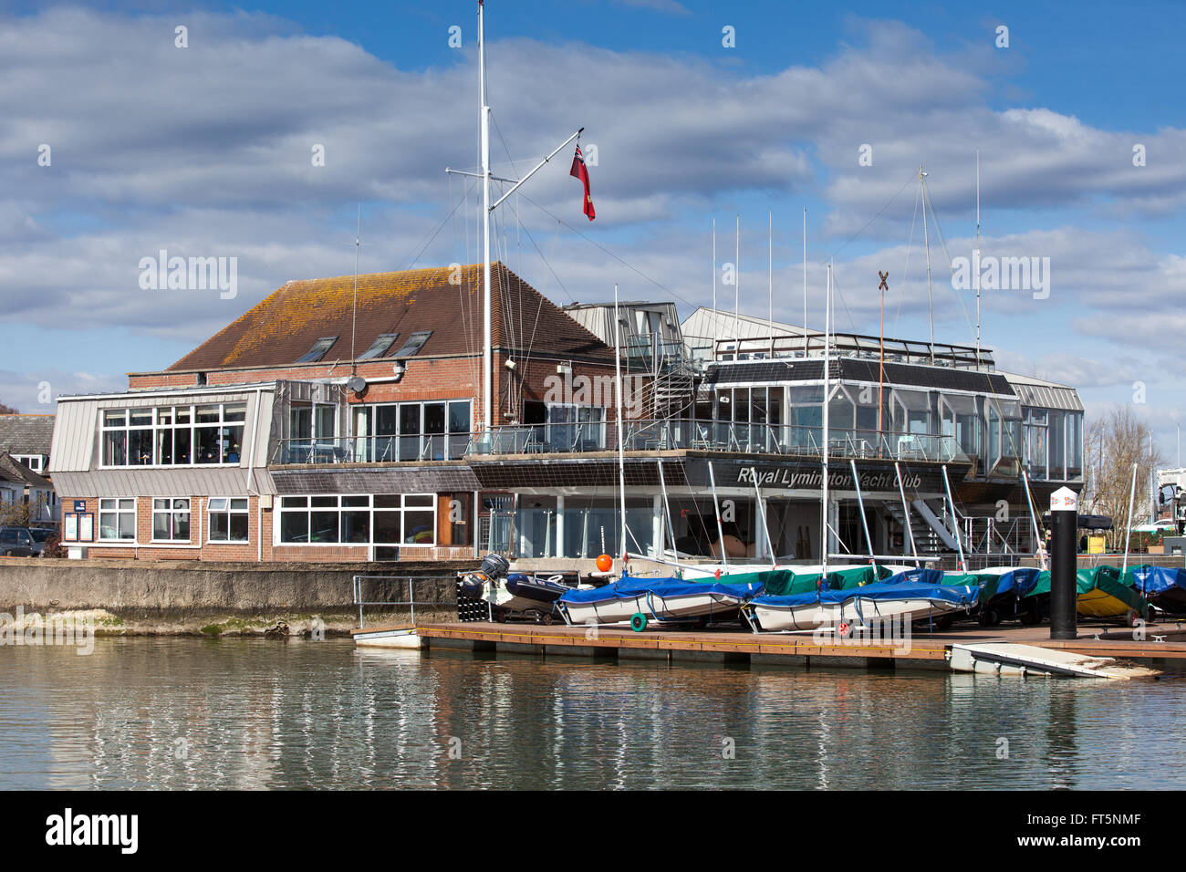 Royal Lymington Yachtclub auf der Lymington Fluß, Lymington, Hampshire, UK Stockfoto