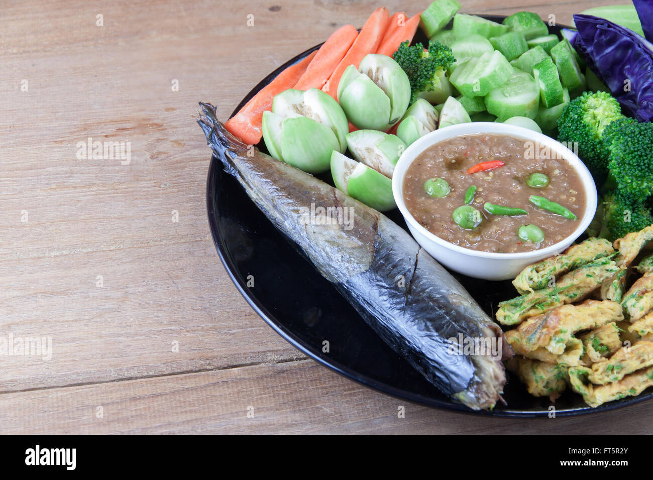 Fisch Saba Shoyu Yaki und Garnelen paste Chilisauce mit blanchiertem Gemüse und Cha Gemüse Spiegeleier Stockfoto