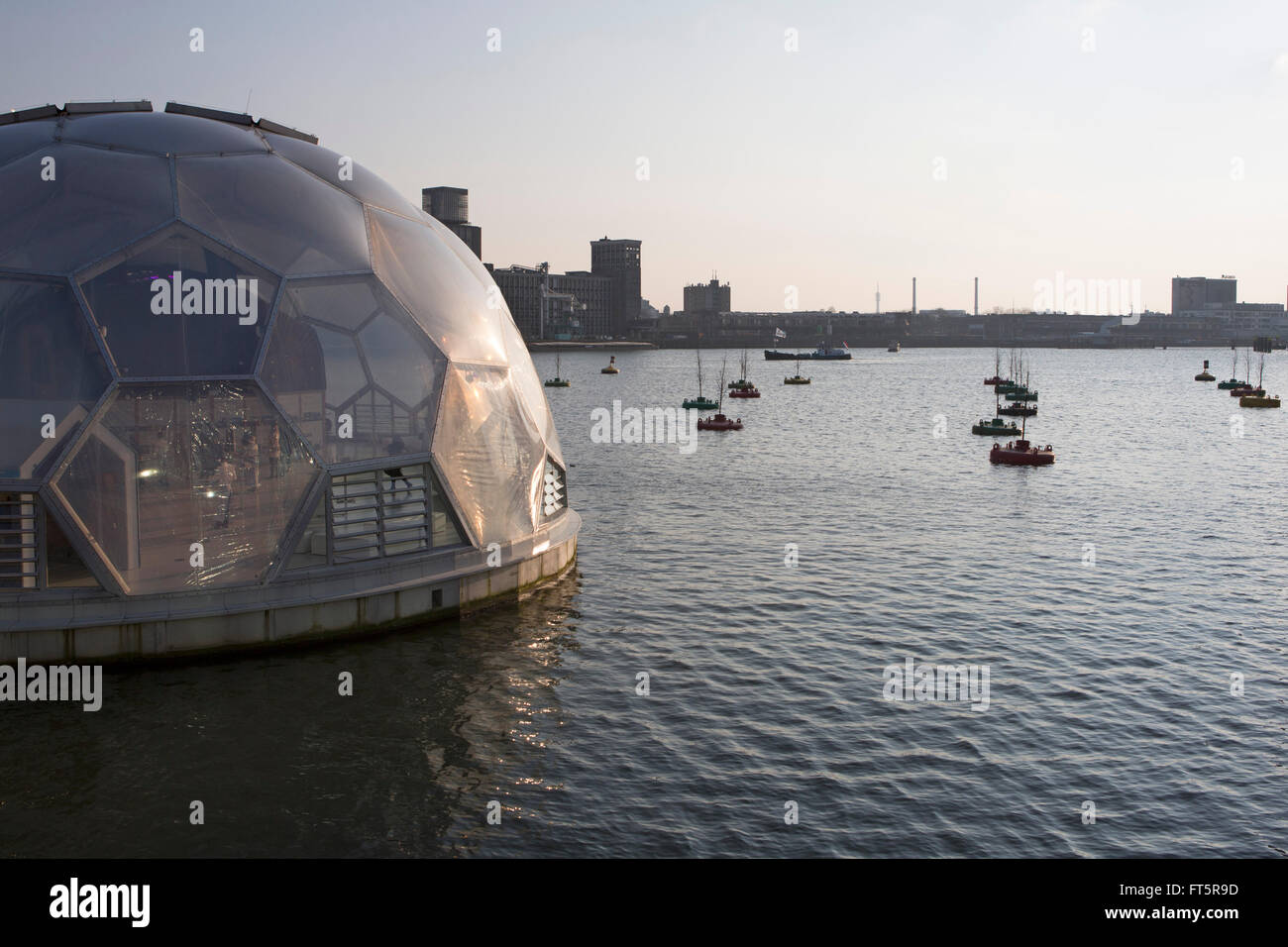 Die schwimmende Pavillon und Schaukeln Wald in Rotterdam, Niederlande. Stockfoto