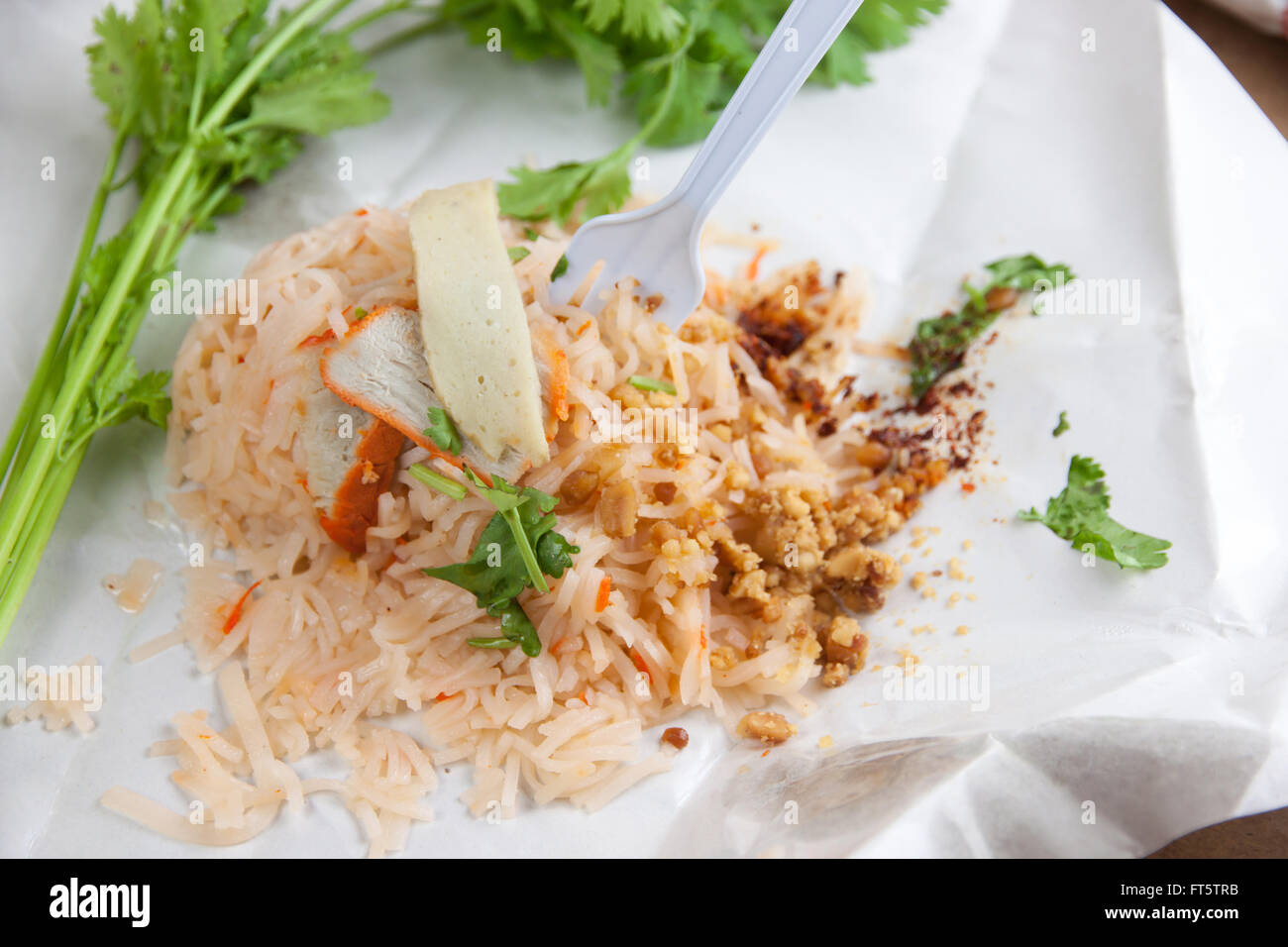 Asia Food gebratene Nudeln in Essen auf dem Tisch Geschenkpapier Stockfoto