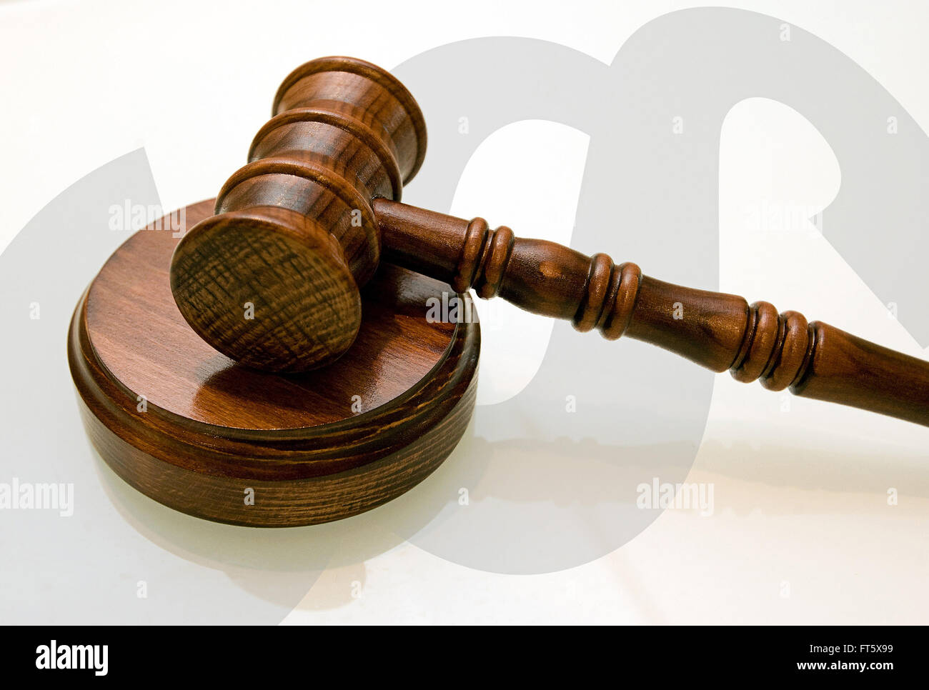 Ein Richter aus Holz Hammer auf dem Schreibtisch. Absatz auf Hintergrund Stockfoto