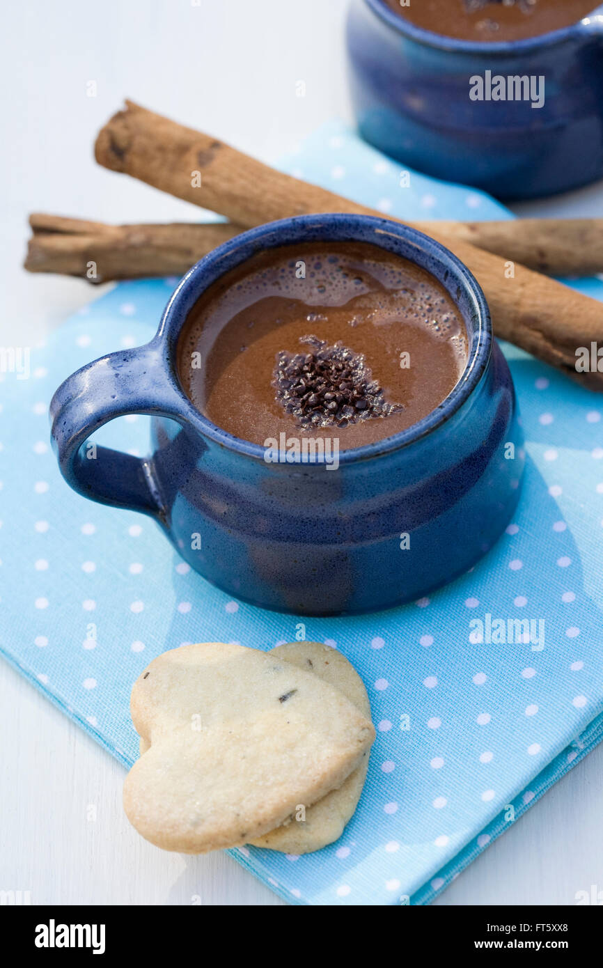 Heiße Schokolade Zimt und Cookies in Herzform. Stockfoto