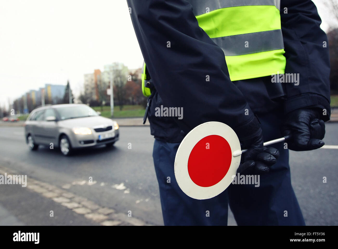 Ein Polizist, der Überprüfung der Datenverkehr Stockfoto