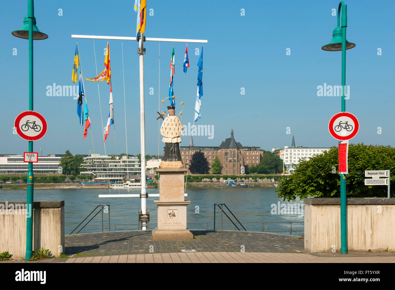 Deutschland, Nordrhein-Westfalen, Bonn, Blick von Beuel Über sterben Nepomuk-Säule Auf Das Collegium Albertinum. Es ist Das Theologe Stockfoto