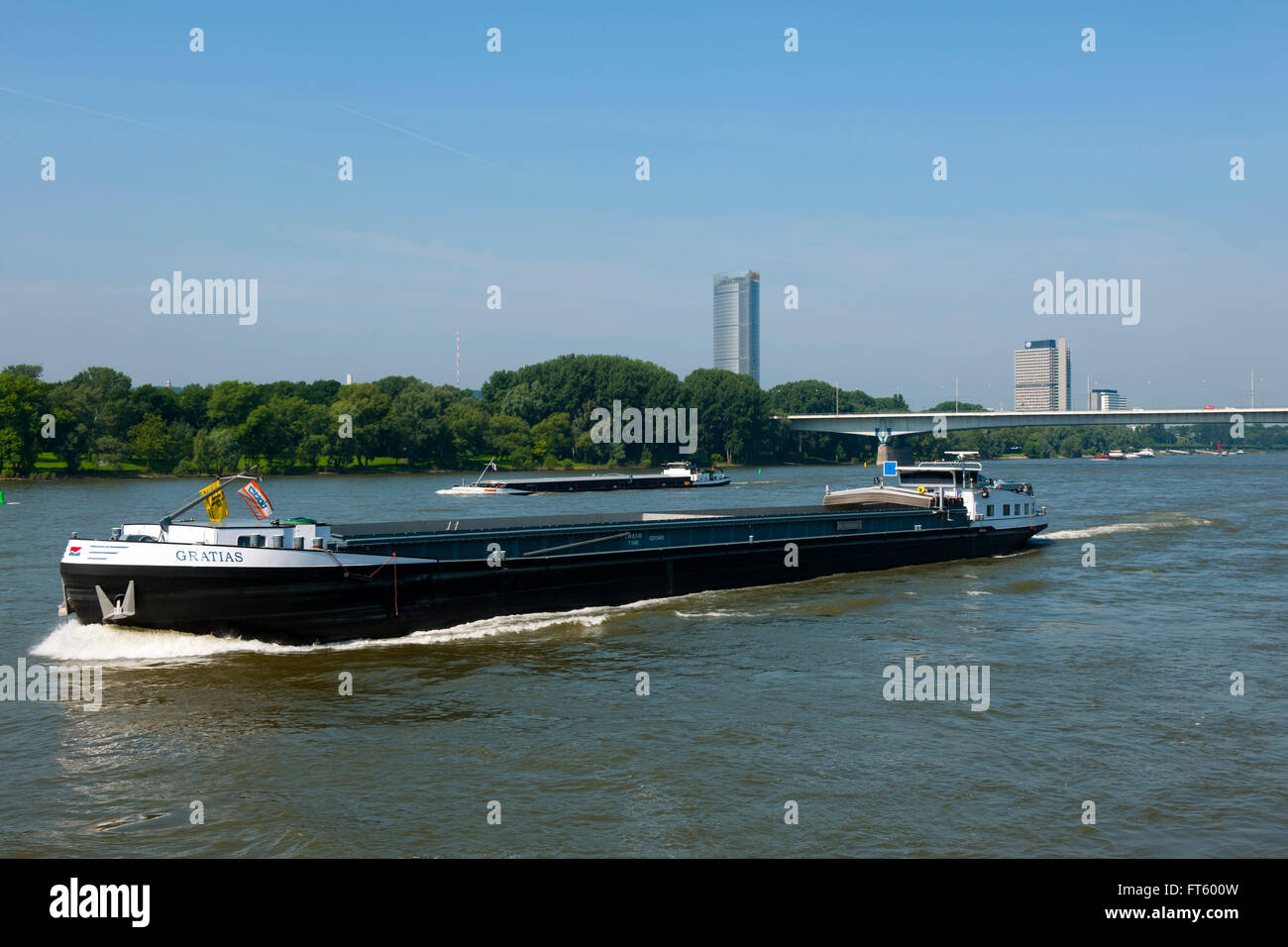 Deutschland, Nordrhein-Westfalen, Bonn, Konrad-Adenauer-Brücke, Blick Vom Bonner Bogen Auf Den Post Tower Und Höhle Langen Eugen Stockfoto
