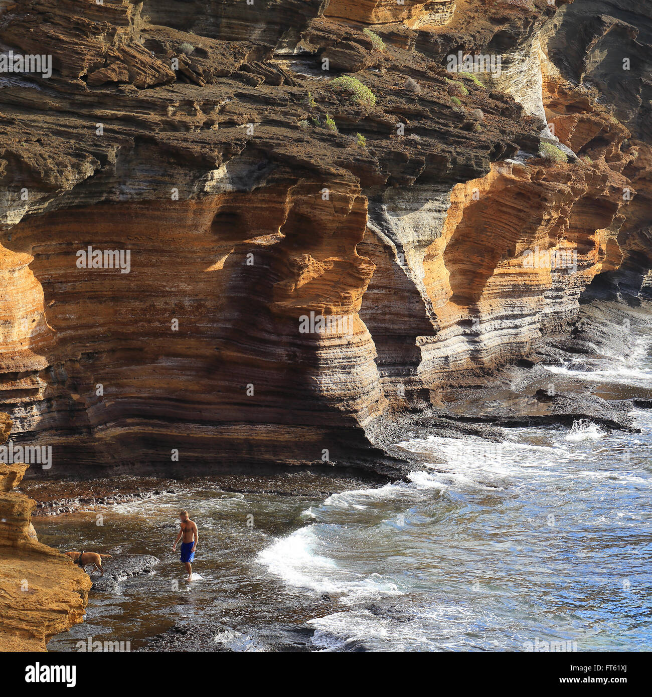 Geschichteten Klippen aus Vulkangestein, Costa del Silencio, Teneriffa, Kanarische Inseln, Spanien. Stockfoto