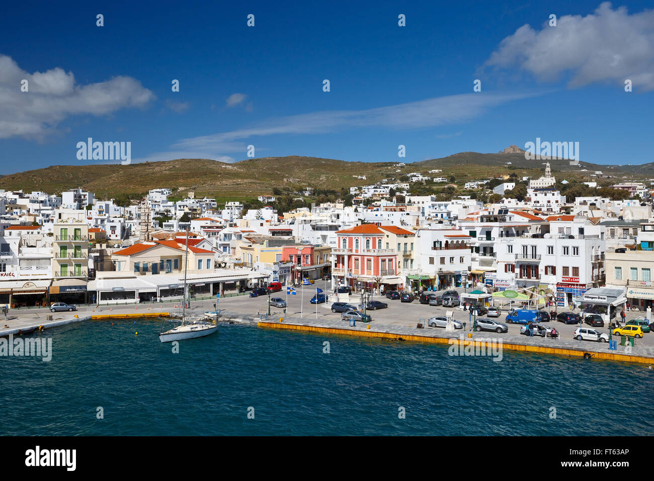 Stadt Tinos von der Fähre aus gesehen. Stockfoto