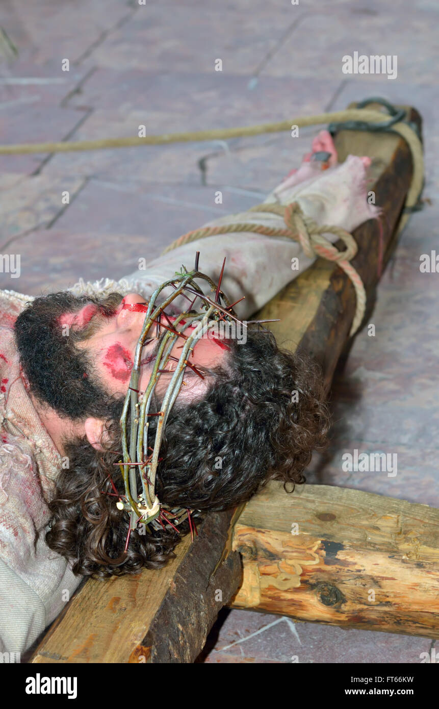 GALATI, Rumänien 04.2014 - Jesus am Kreuz, auf dem Weg zu seiner Kreuzigung, während die Straße Aufführungen am 16. April 2014 Stockfoto