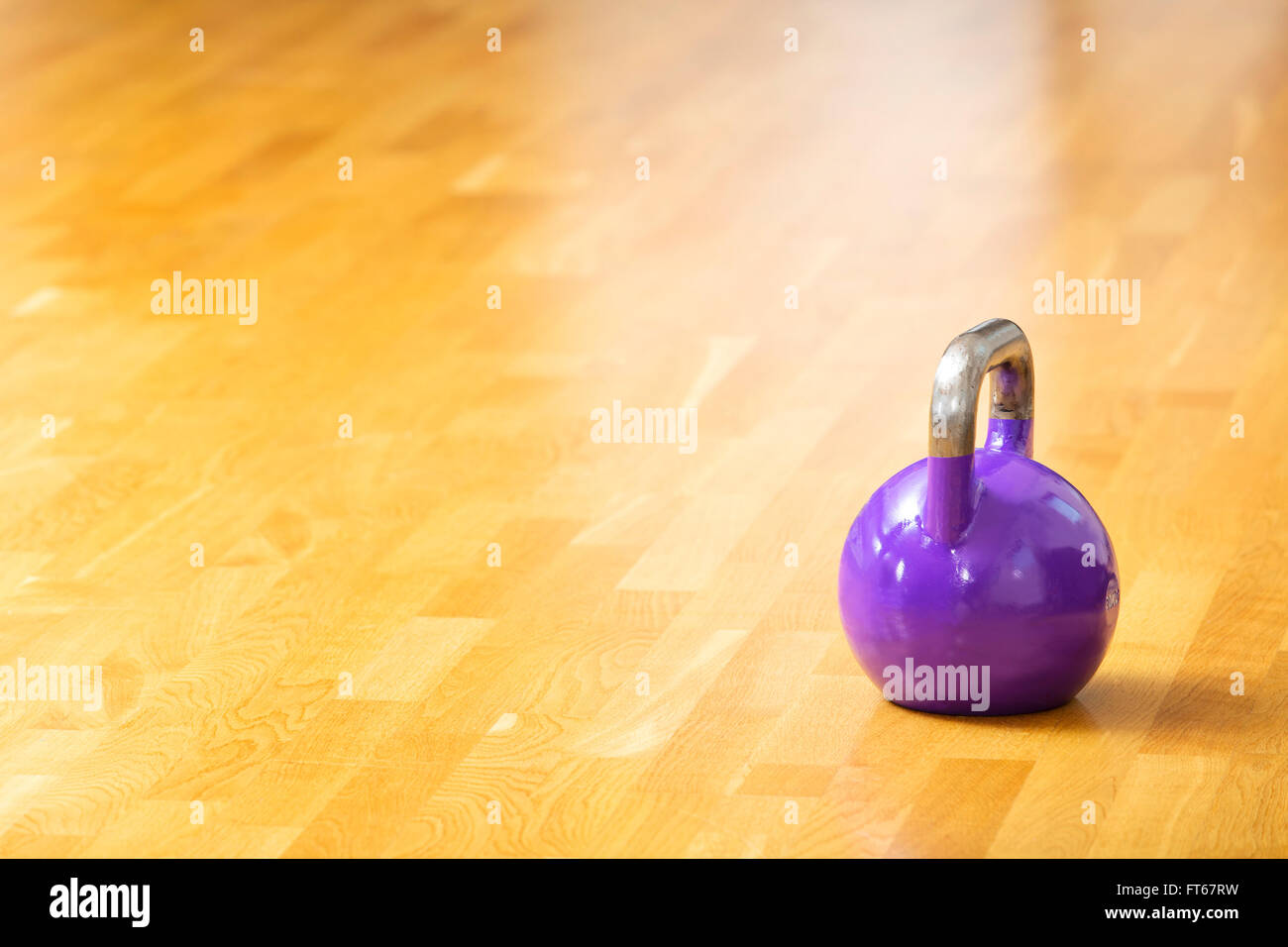 Eine Kettlebell steht auf dem Boden im Fitness-Studio Stockfoto