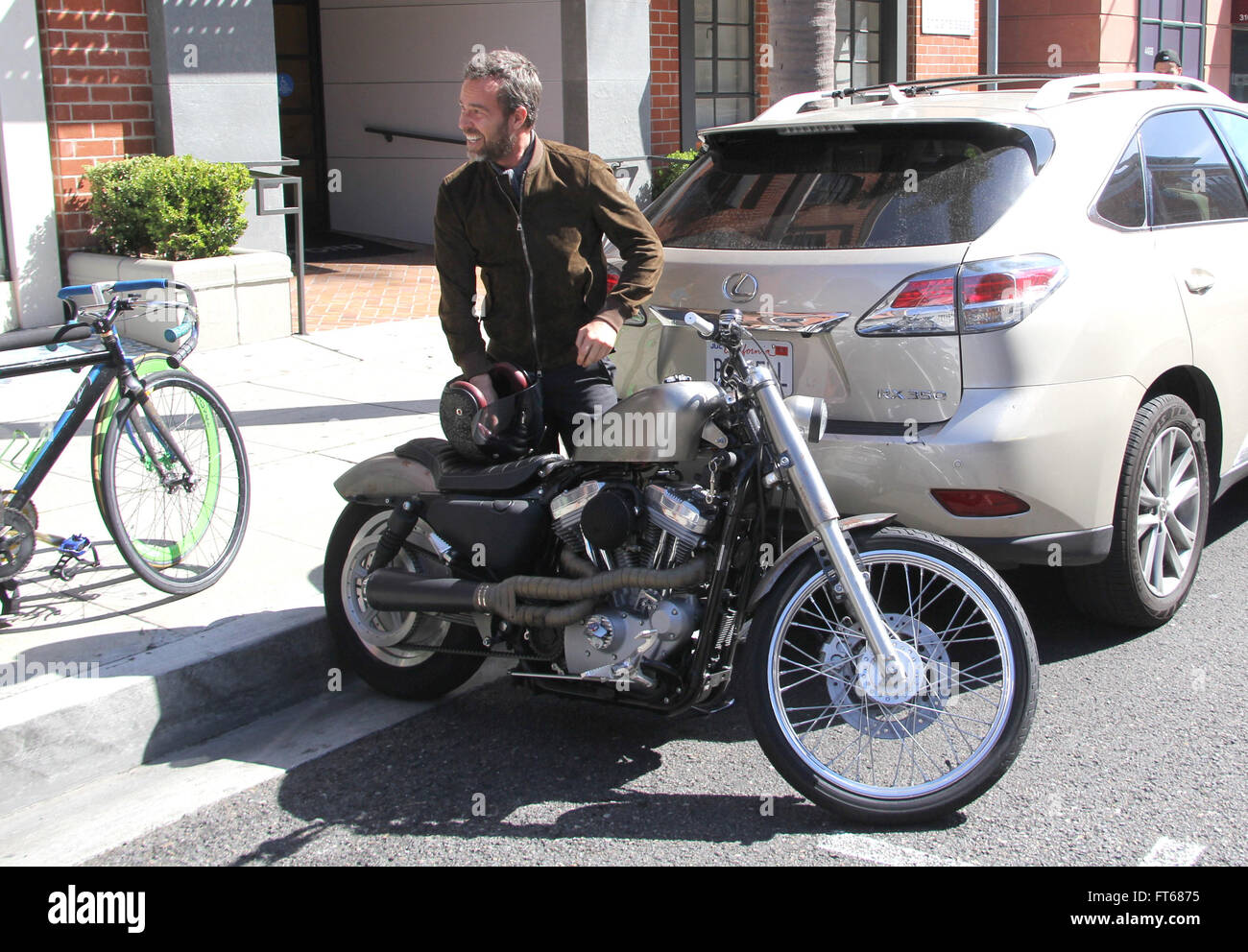 Kanadischer Schauspieler J. R. Bourne auf seinem Motorrad mit Beverly Hills: J. R. Bourne wo: Los Angeles, California, Vereinigte Staaten von Amerika bei: 22. Februar 2016 Stockfoto