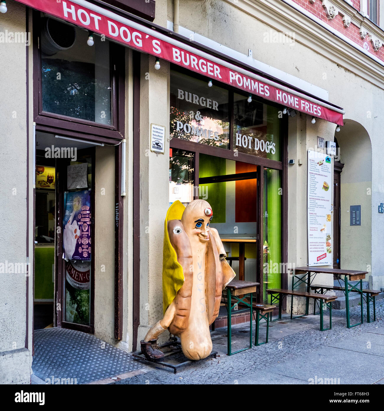 Berlin, Prenzlauer Berg.Hotdog und Hamburger Fastfood Geschäft außen mit Riesen Hot Dog Maskottchen Stockfoto