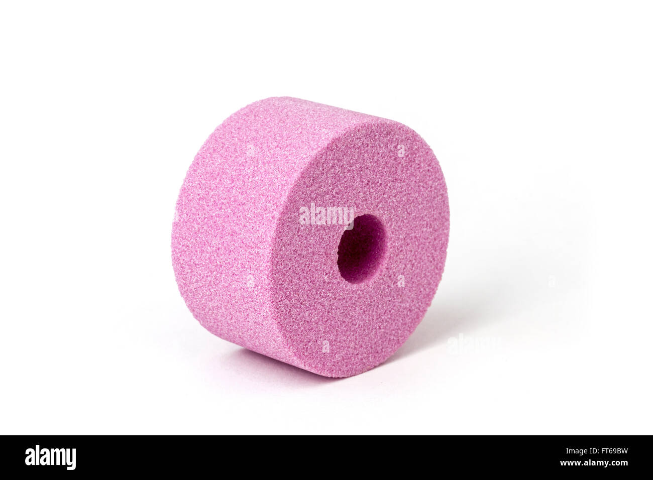 Ein rosa Schleifscheiben aus Korund für Schleifmaschine, fotografiert im Studio auf einem weißen Hintergrund gemacht. Stockfoto