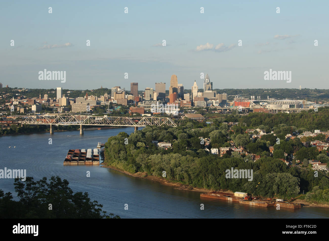 Cincinnati, Ohio, USA. Skyline von Edan Park gesehen. Ohio River im Vordergrund. Stockfoto