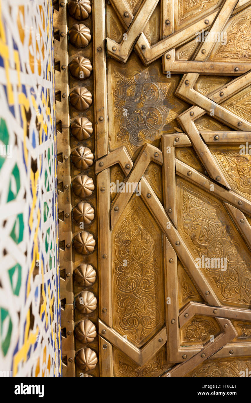 Metall und Fliesen im Royal Palace Gates, Fes, Marokko Stockfoto