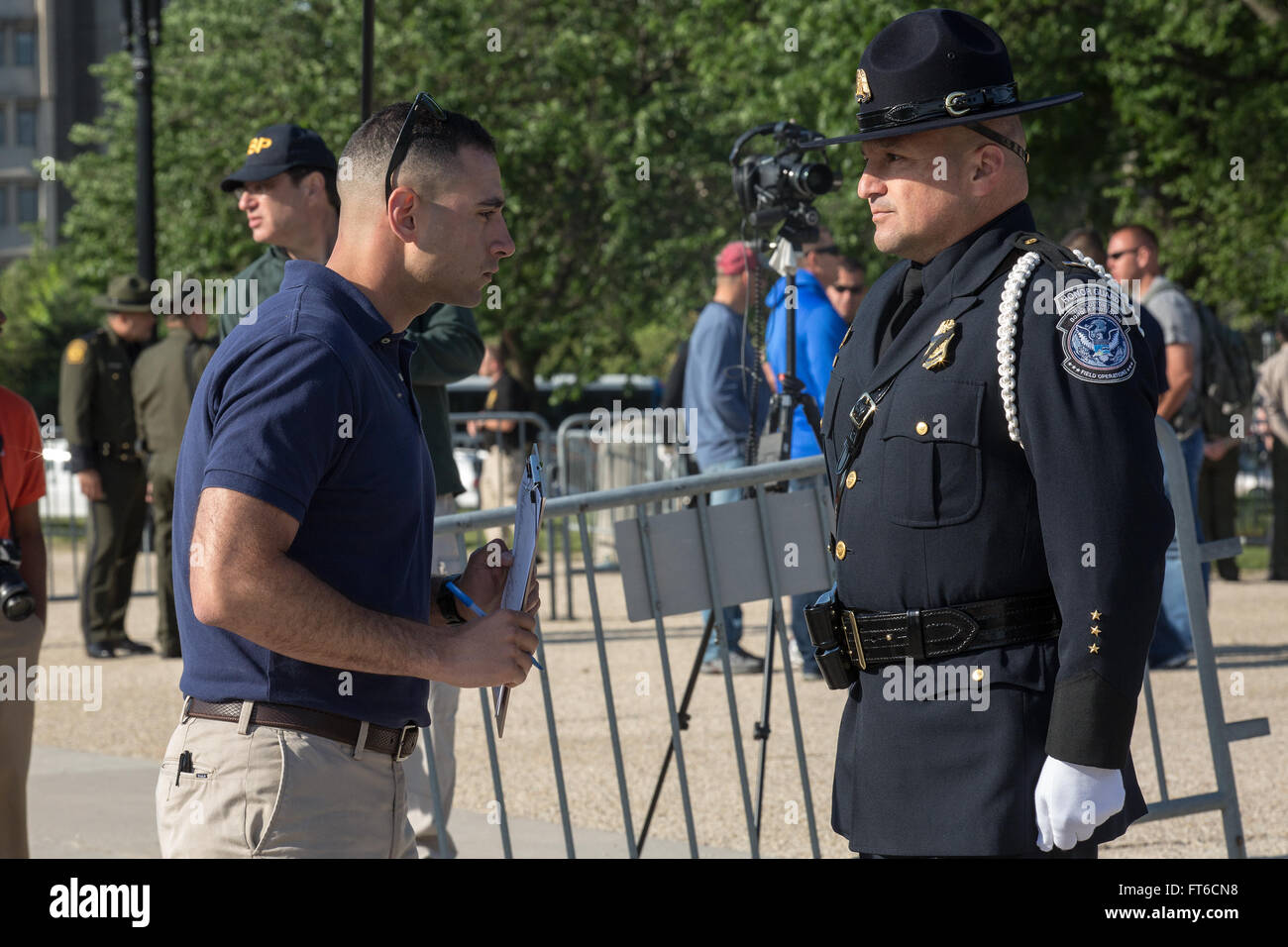 Der 13. Jährliche Steve Young Honor Guard Wettbewerb in Washington, DC, stellte die Fähigkeiten von Grenzpatrouille, Office of Field Operations und Air and Marine Offizieren vor. Die Veranstaltung war Teil der Police Week, bei der die Exzellenz der Strafverfolgungsbehörden hervorgehoben wurde. Stockfoto