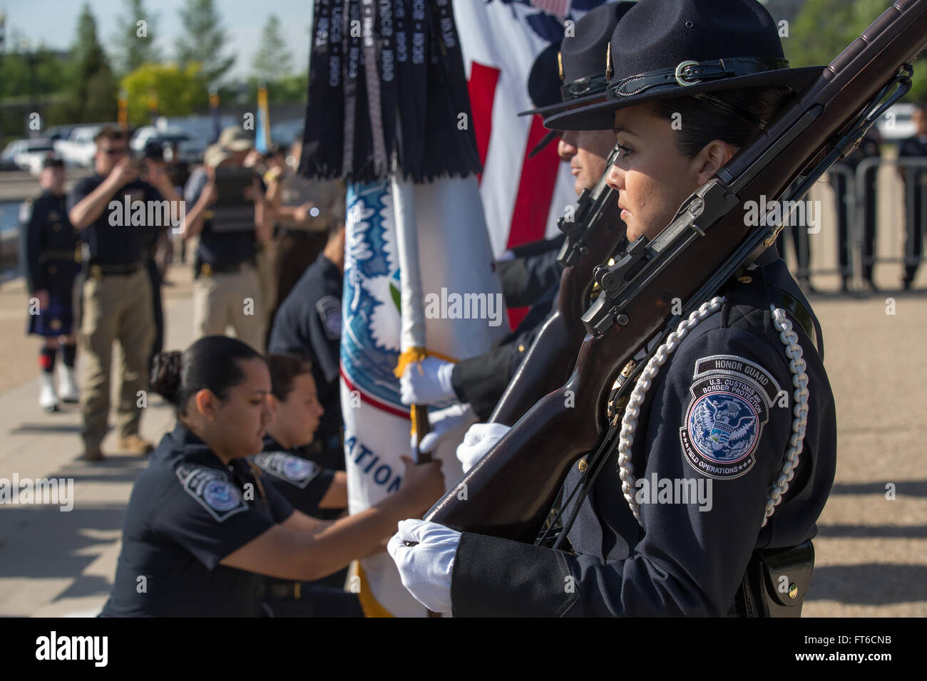 Der 13. Jährliche Steve Young Honor Guard Competition, der Teil der U.S. Police Week ist, umfasst Teams von Border Patrol, dem Office of Field Operations und dem Office of Air and Marine. Bei dieser Veranstaltung werden die Fähigkeiten und das Engagement der Zoll- und Grenzschutzbeamten in verschiedenen Disziplinen hervorgehoben. Stockfoto
