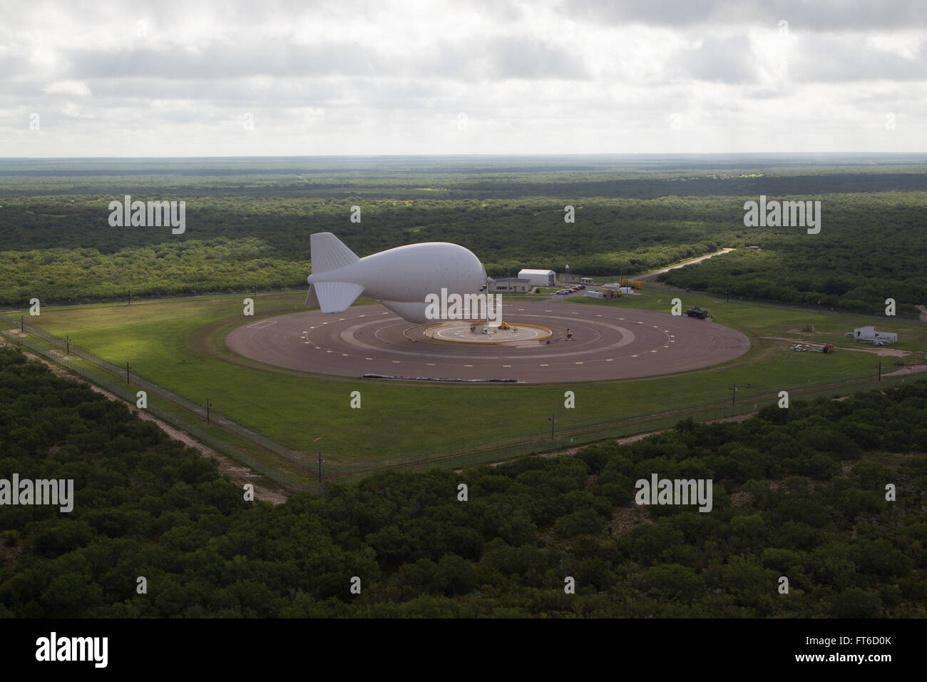 Das Tethered Aerostat Radar System (TARS) in Rio Grande City, Texas, dient der Überwachung und Aufdeckung im Kampf gegen Schmuggel und Drogenhandel. Das System nutzt verankerte Ballone, die mit Radar ausgestattet sind, um Bedrohungen in der Luft, im Meer und an der Oberfläche über große Entfernungen zu erkennen und zu überwachen. Es wird von U.S. Customs and Border Protection für Grenzsicherungseinsätze betrieben. Stockfoto