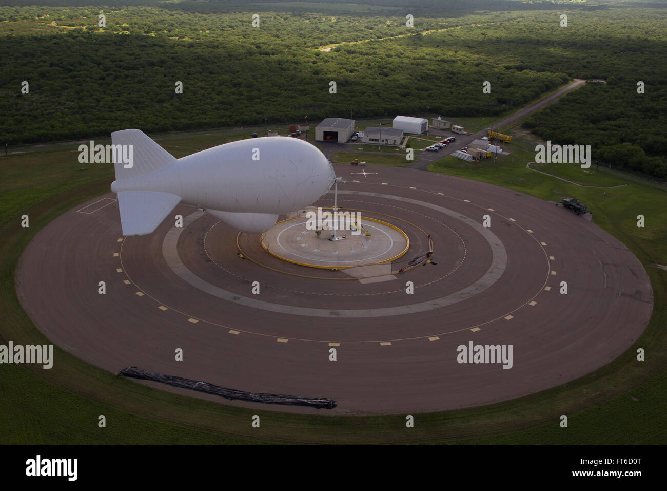 Das Tethered Aerostat Radar System (TARS) ist ein bodennahes Überwachungssystem, das vom Zoll- und Grenzschutz der USA eingesetzt wird. Dieses System verwendet Aerostate oder verankerte Ballons als Radarplattformen, um Luft-, See- und Oberflächenaktivitäten entlang der Grenze zwischen den USA und Mexiko zu überwachen und so Schmuggel und illegale Aktivitäten zu erkennen. Stockfoto