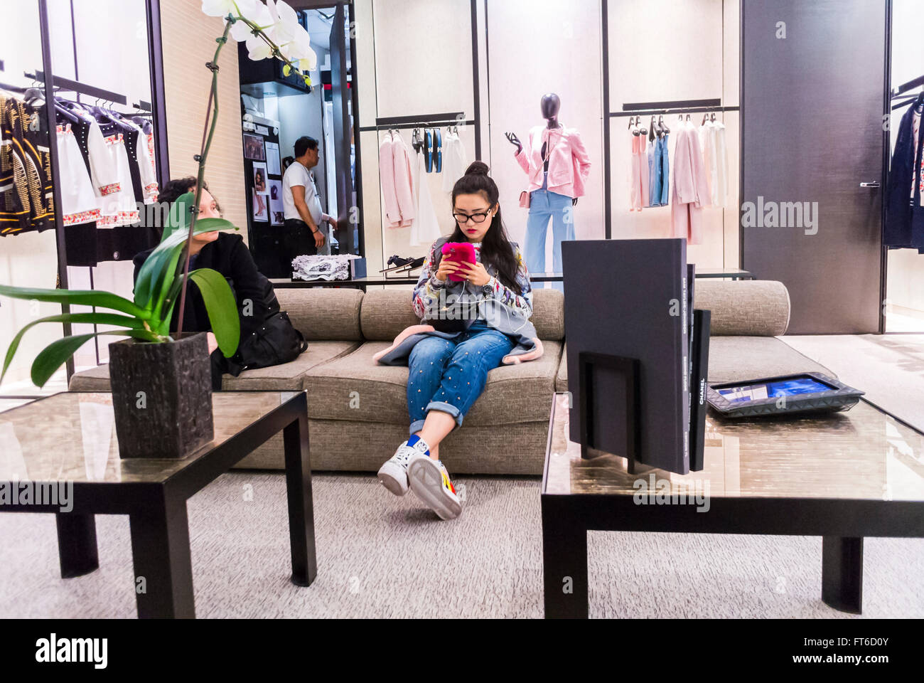 Paris, Frankreich, People Shopping, Französisches Kaufhaus, Le Printemps, chinesische Touristen drinnen, Frau, mit iPhone, Smartphone, im Chanel Luxury Store, Markenname, zeitgenössische Innenräume, Mode-Labels, Center Fashion Designer, vuitton-Kanal Stockfoto