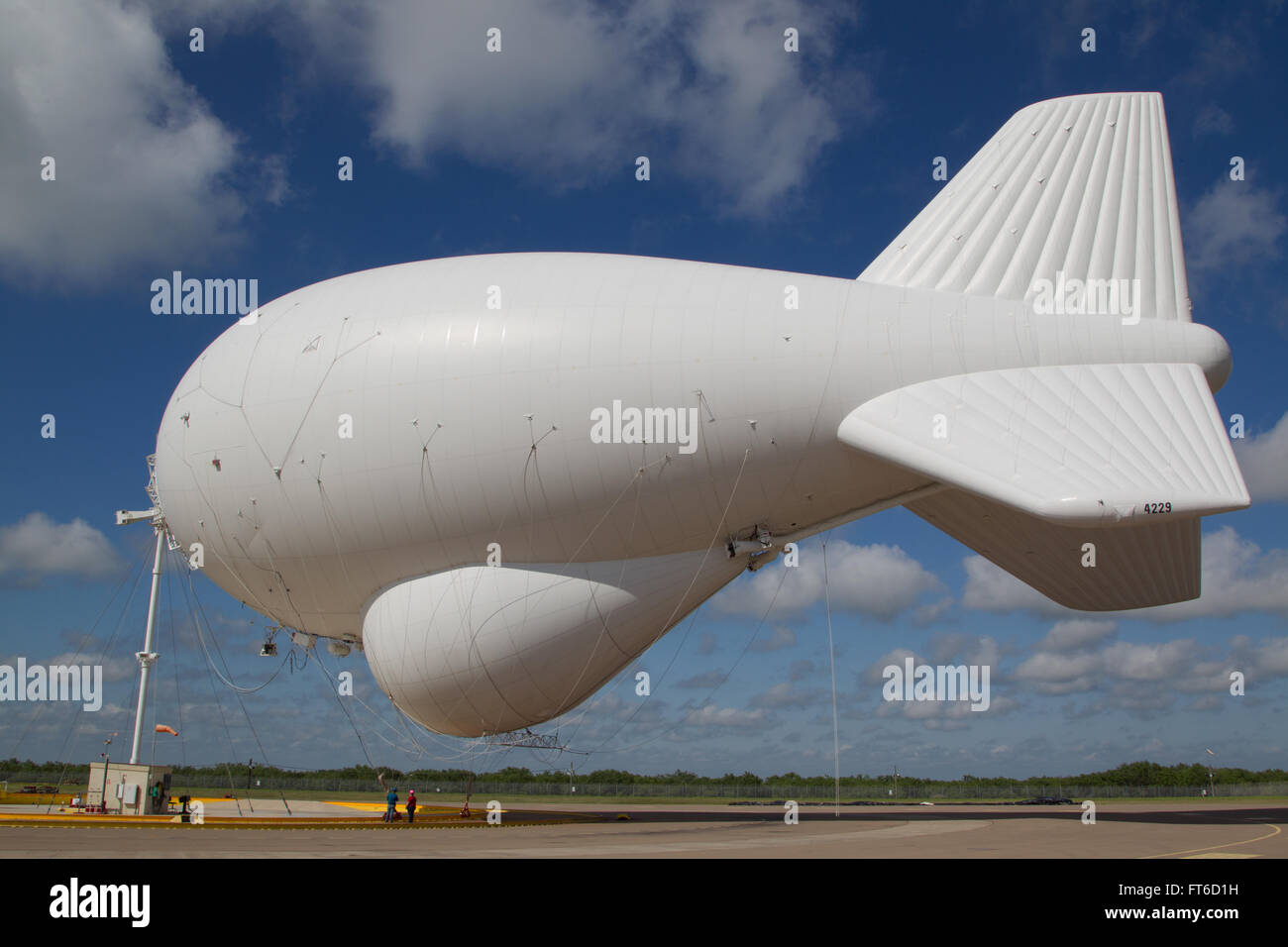 Das Tethered Aerostat Radar System (TARS) in Rio Grande City, Texas, ist eine Radarplattform, die vertäute Ballons für die Überwachung von niedrigen Ebenen verwendet. Es unterstützt US-Zoll- und Grenzschutz bei der Erkennung und Überwachung von Luft-, See- und Oberflächenaktivitäten. Stockfoto