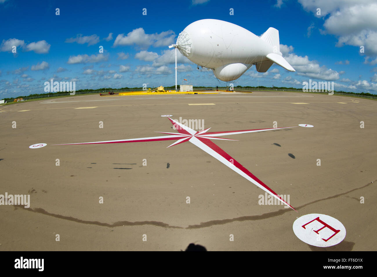 Das Tethered Aerostat Radar System (TARS) in Rio Grande City, TX, nutzt verankerte Aerostate zur Überwachung und verbessert so die US-Zoll- und Grenzschutzoperationen gegen Schmuggler und Drogenhändler im Luft-, See- und Oberflächenbereich. Stockfoto