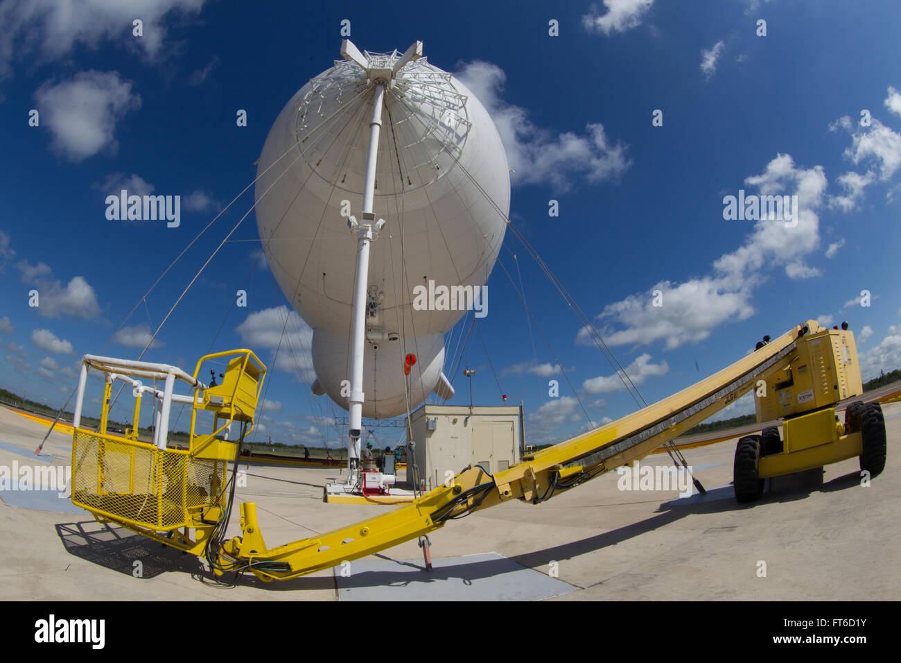 Das Tethered Aerostat Radar System (TARS) wird vom Zoll- und Grenzschutz der USA zur Überwachung verwendet. Dieses System, das Aerostate verwendet, hilft, Schmuggelaktivitäten entlang der texanischen Grenze zu erkennen und zu unterbinden. Stockfoto