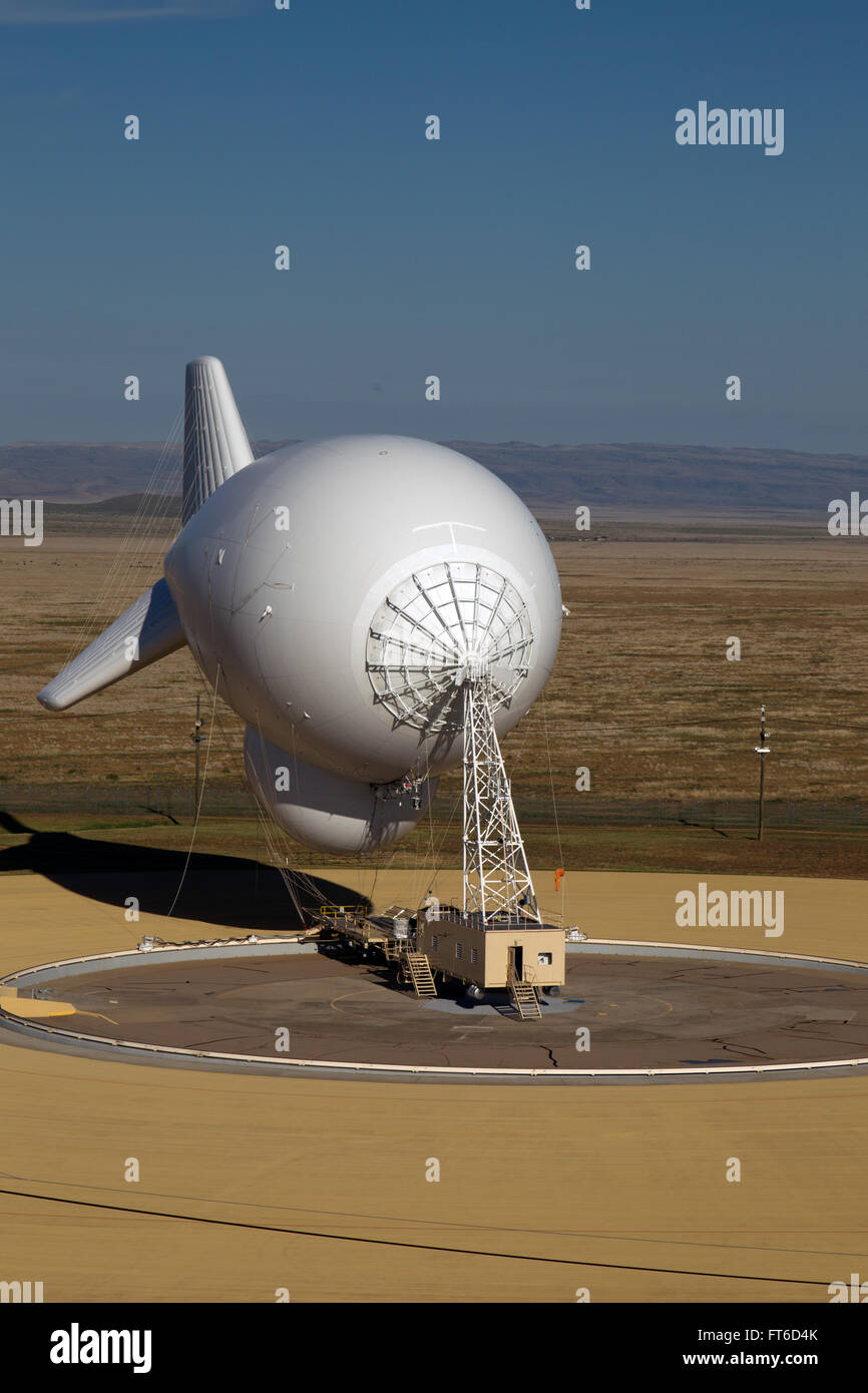 Das Tethered Aerostat Radar System (TARS) ist eine luftgestützte Radarüberwachungsplattform, die vom US-Zoll und Grenzschutz in Marfa, Texas, eingesetzt wird. Es verwendet Aerostate (verankerte Ballons), um Langstreckendetektoren für die Überwachung von Luft-, See- und Oberflächenschmuggel bereitzustellen. Stockfoto