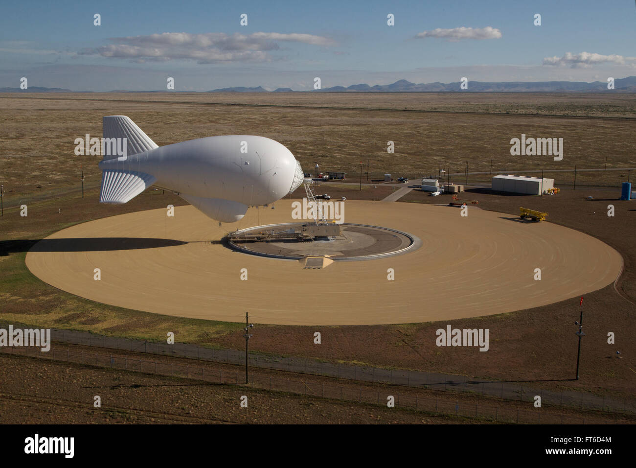Das Tethered Aerostat Radar System (TARS) in Marfa, Texas, nutzt verankerte Ballons zur Überwachung des US-Zoll- und Grenzschutzes. Das System ist für die Überwachung von Luft-, See- und Oberflächenaktivitäten im Hinblick auf Sicherheits- und Durchsetzungsmaßnahmen konzipiert. Stockfoto