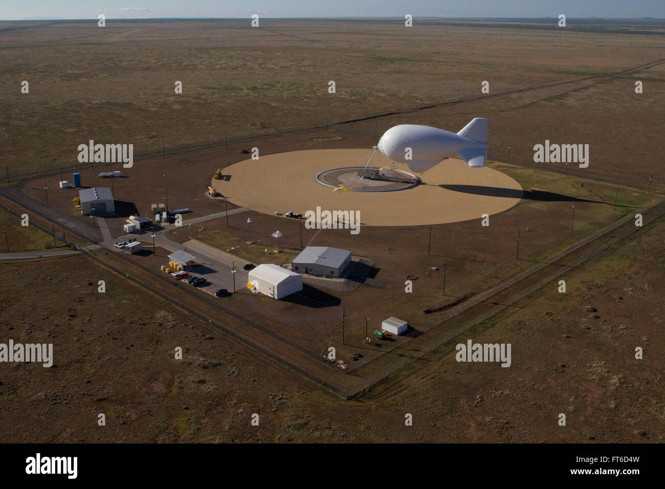 Dieses Foto zeigt das Tethered Aerostat Radar System (TARS) in Marfa, TX, wo Aerostate zur Überwachung von Luft-, See- und Oberflächenschmuggel im Rahmen von Grenzschutzoperationen der USA eingesetzt werden. Stockfoto