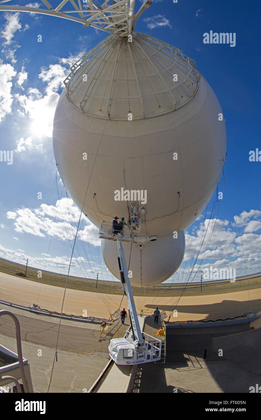 Das Tethered Aerostat Radar System (TARS) in Marfa, Texas, nutzt verankerte Ballone zur Überwachung von niedrigen Ebenen und bietet so eine kritische Radarabdeckung für Grenzpatrouillen. Das System unterstützt die Aufdeckung und das Abfangen illegaler Aktivitäten wie Schmuggel und Drogenhandel. Stockfoto