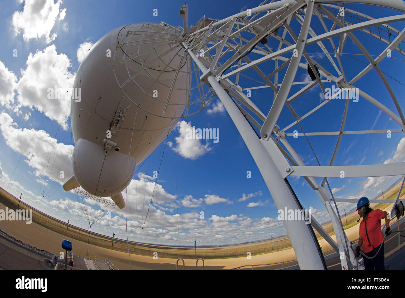Das Tethered Aerostat Radar System (TARS) in Marfa, Texas, bietet eine dauerhafte Überwachung durch verankerte Aerostate, die als Radarplattformen fungieren. Das System wird vom Zoll- und Grenzschutz der Vereinigten Staaten genutzt und spielt eine entscheidende Rolle bei der Überwachung und Unterbindung von Schmuggelaktivitäten in Luft- und Seeräumen mit niedrigem Niveau. Stockfoto