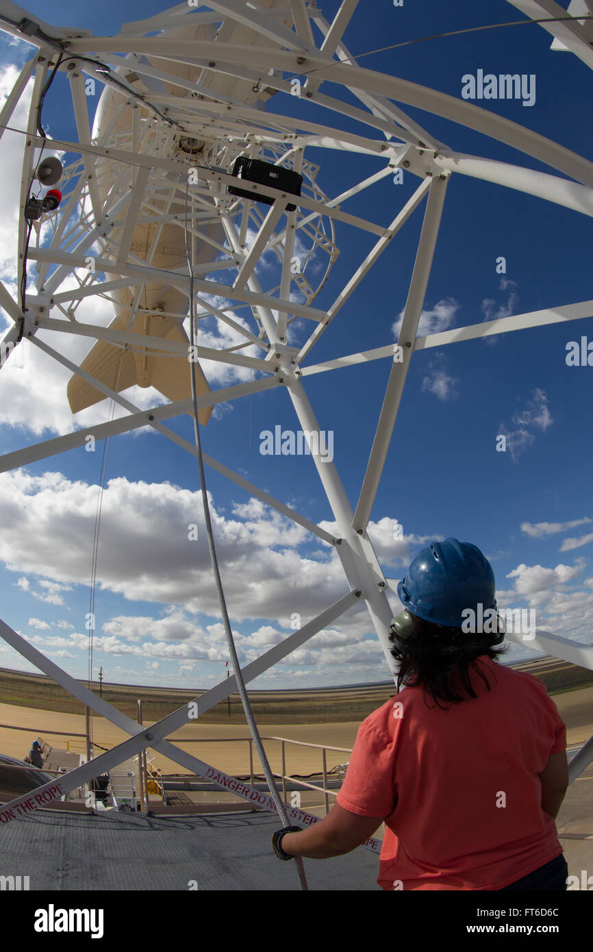 Das Tethered Aerostat Radar System (TARS) in Marfa, TX, nutzt verankerte Ballone als Radarplattformen für die Überwachung in der Luft. Dieses System wird vom Zoll- und Grenzschutz der USA eingesetzt und überwacht Bedrohungen auf der Luft, auf See und an der Oberfläche und hilft dabei, Schleuser und Menschenhändler zu erkennen und zu unterbinden. Stockfoto