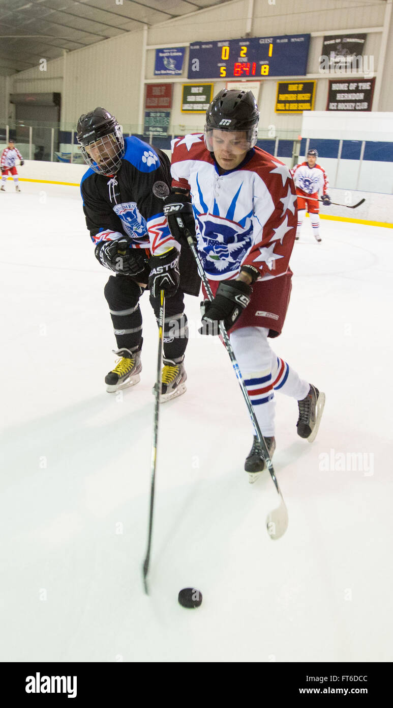 Die CBP/Eis-Hockey-Team besiegt Homeland Security Eishockey Team 4: 2 in der ersten Runde von den World Police and Fire Games statt in Reston Virginia am 27. Juni 2015. Die Spiele ziehen über 10.000 TeilnehmerInnen des Wettbewerbs. Foto von James Tourtellotte Stockfoto