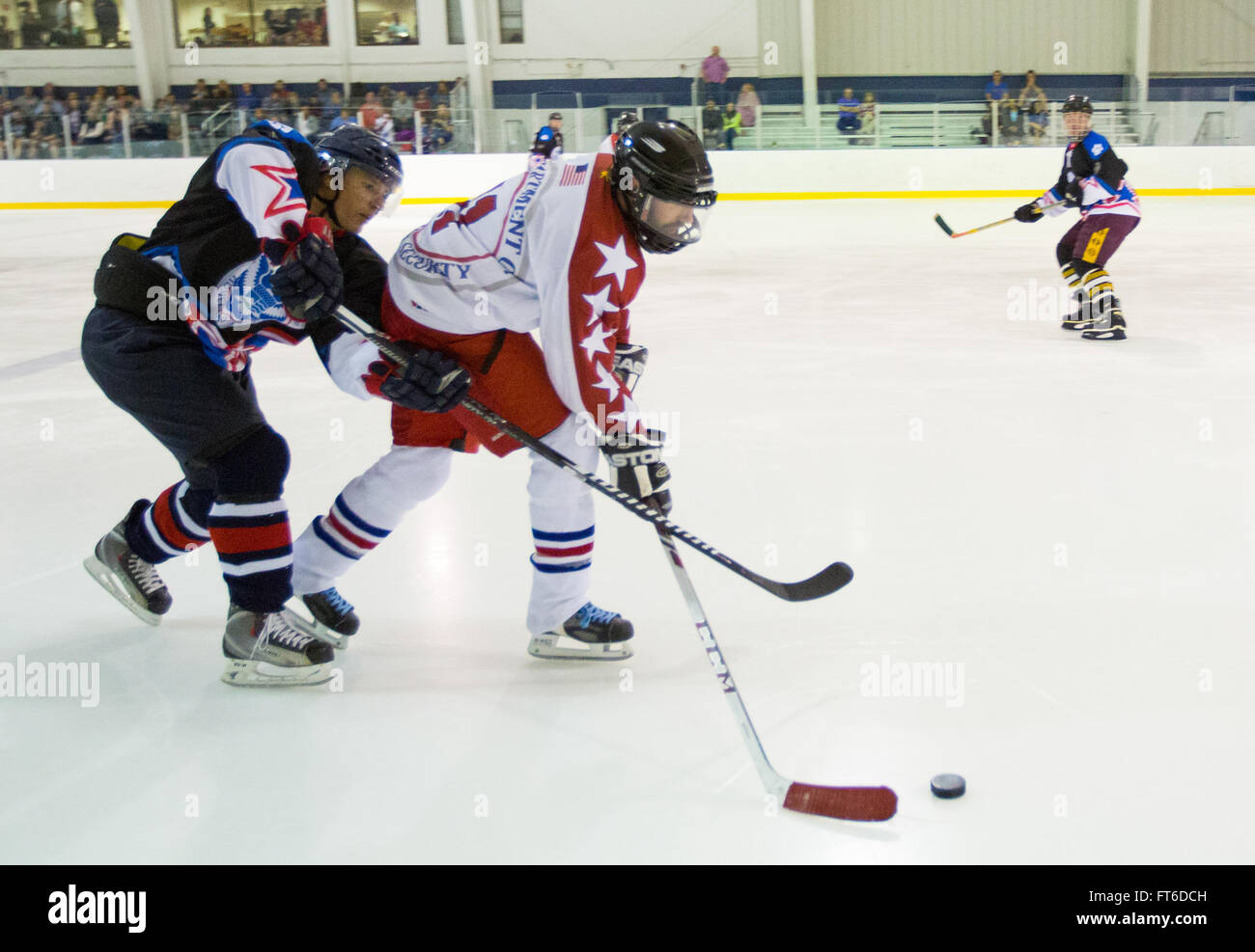 Die CBP/EISHOCKEYMANNSCHAFT siegte 4-2 in der ersten Runde der World Police and Fire Games, einer internationalen Veranstaltung, die 2015 in Reston, Virginia, stattfand. Stockfoto