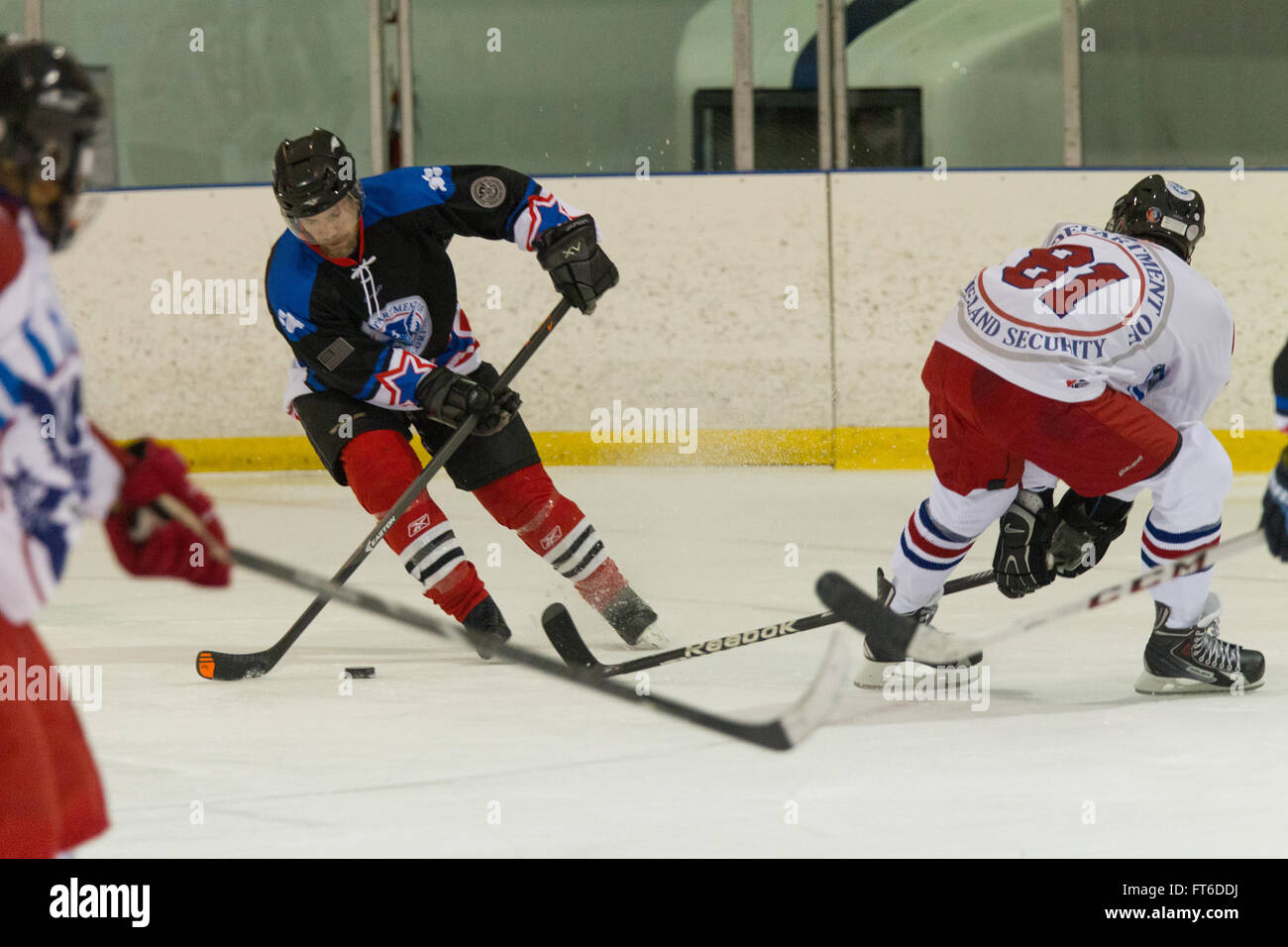 Die CBP/Eis-Hockey-Team besiegt Homeland Security Eishockey Team 4: 2 in der ersten Runde von den World Police and Fire Games statt in Reston Virginia am 27. Juni 2015. Die Spiele ziehen über 10.000 TeilnehmerInnen des Wettbewerbs. Foto von James Tourtellotte Stockfoto