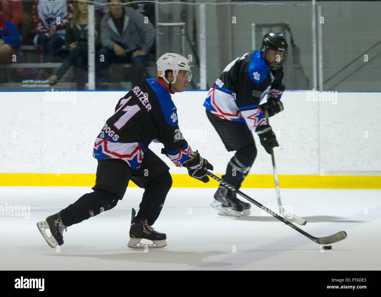 Die CBP/Eis-Hockey-Team besiegt Homeland Security Eishockey Team 4: 2 in der ersten Runde von den World Police and Fire Games statt in Reston Virginia am 27. Juni 2015. Die Spiele ziehen über 10.000 TeilnehmerInnen des Wettbewerbs. Foto von James Tourtellotte Stockfoto