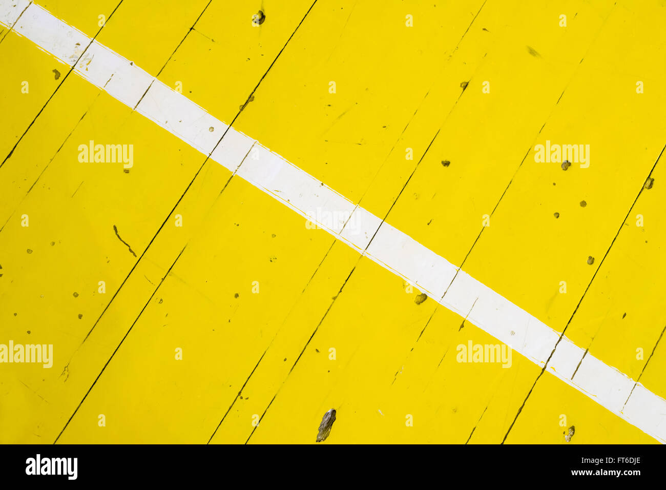 diagonalen weißen Streifen auf gelbem Holzboden in der Sporthalle der Schule Stockfoto