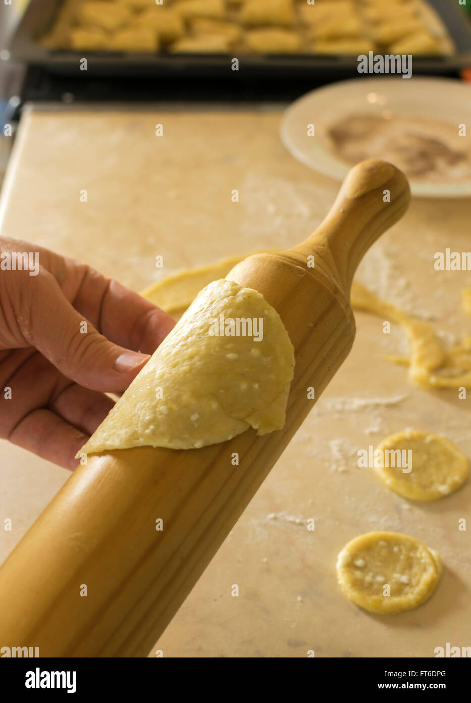 Hand mit Nudelholz, Teig für Kekse auf dem Küchentisch Stockfoto