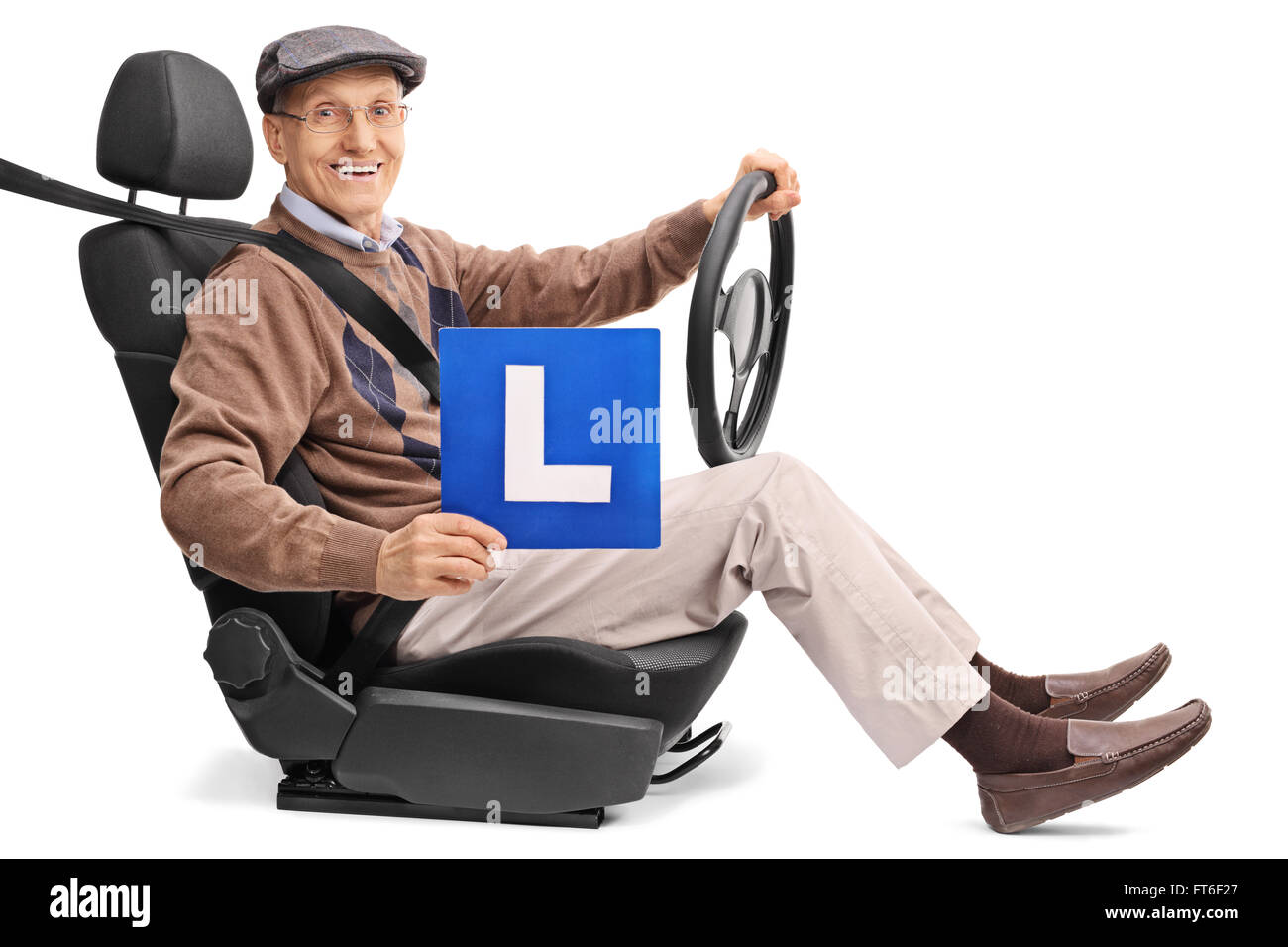 Fröhliche Senioren eine L-Schild und halten einen Lenkrad sitzt auf einem Autositz isoliert auf weißem Hintergrund Stockfoto